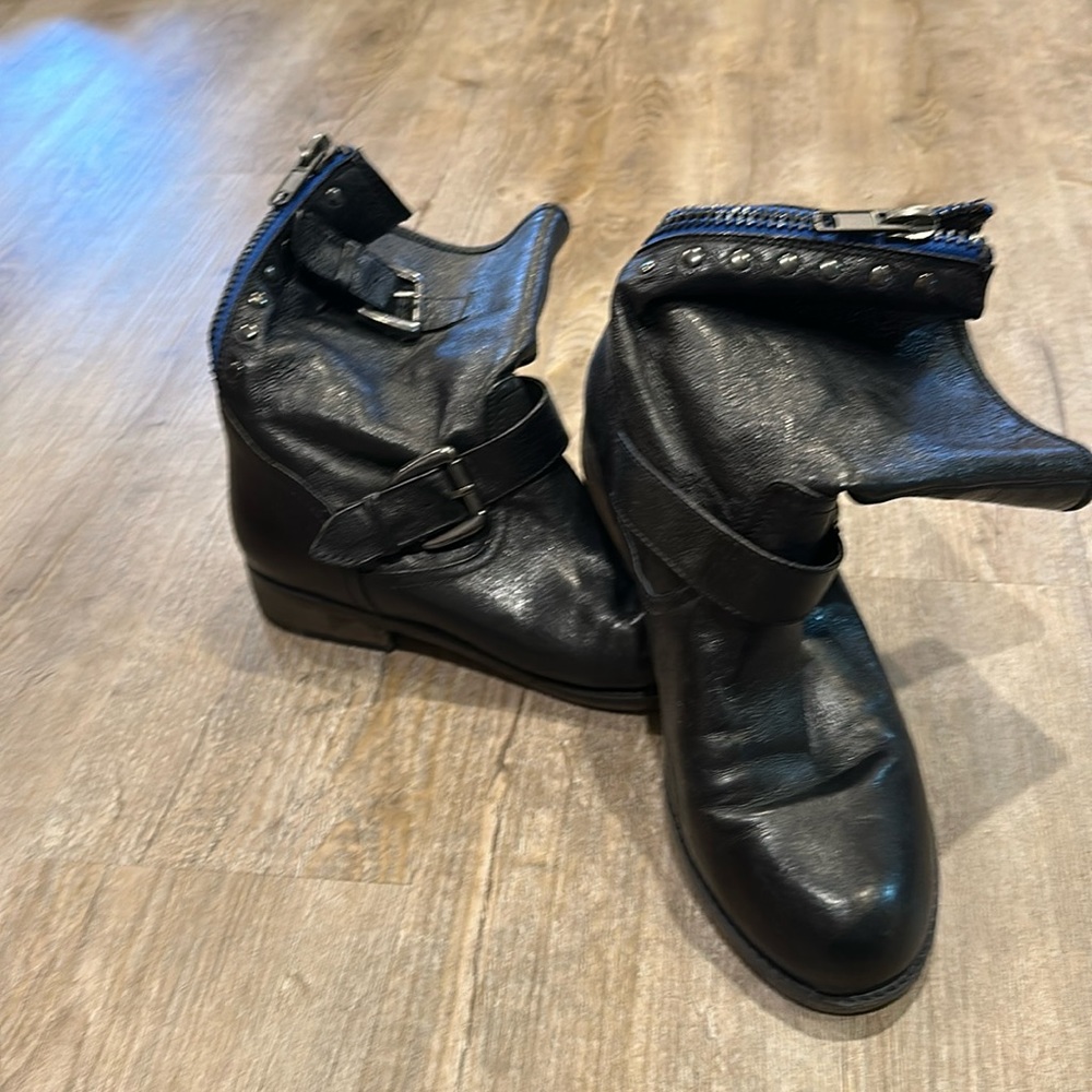 Women’s Steve Madden bike boot size 7.5. Cute buckles and embellishment.